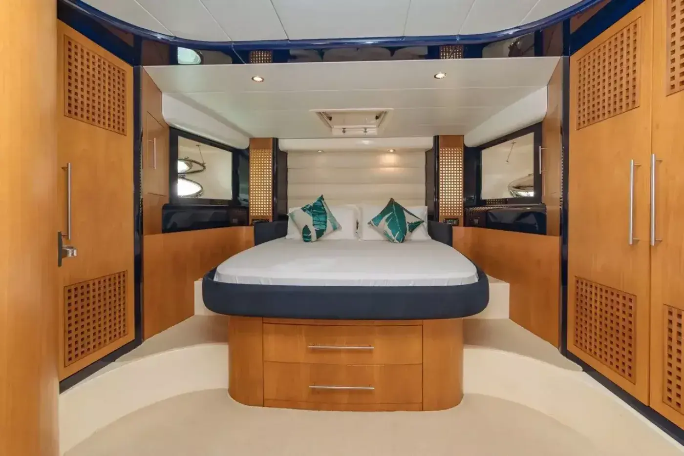 Yacht Y9 Riva, Ao Po Pier