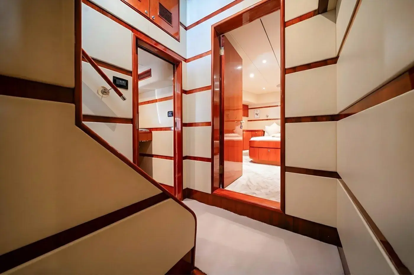 Yacht Y9 Jacuzzi, Ao Po Pier