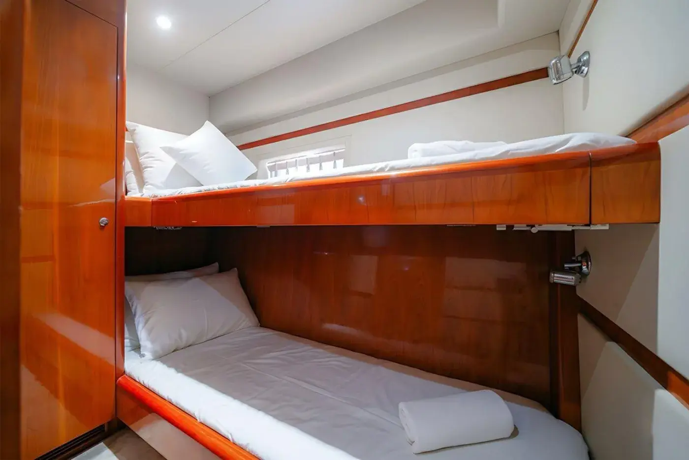 Yacht Y9 Jacuzzi, Ao Po Pier