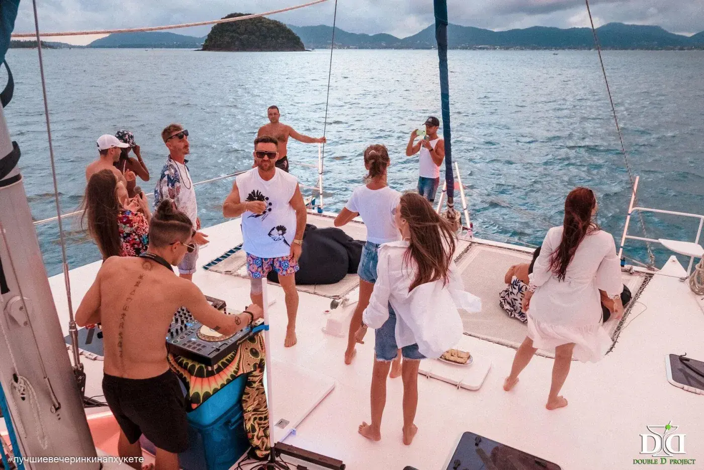 Yacht Party Angelica — a night catamaran party in Phuket — photo 14