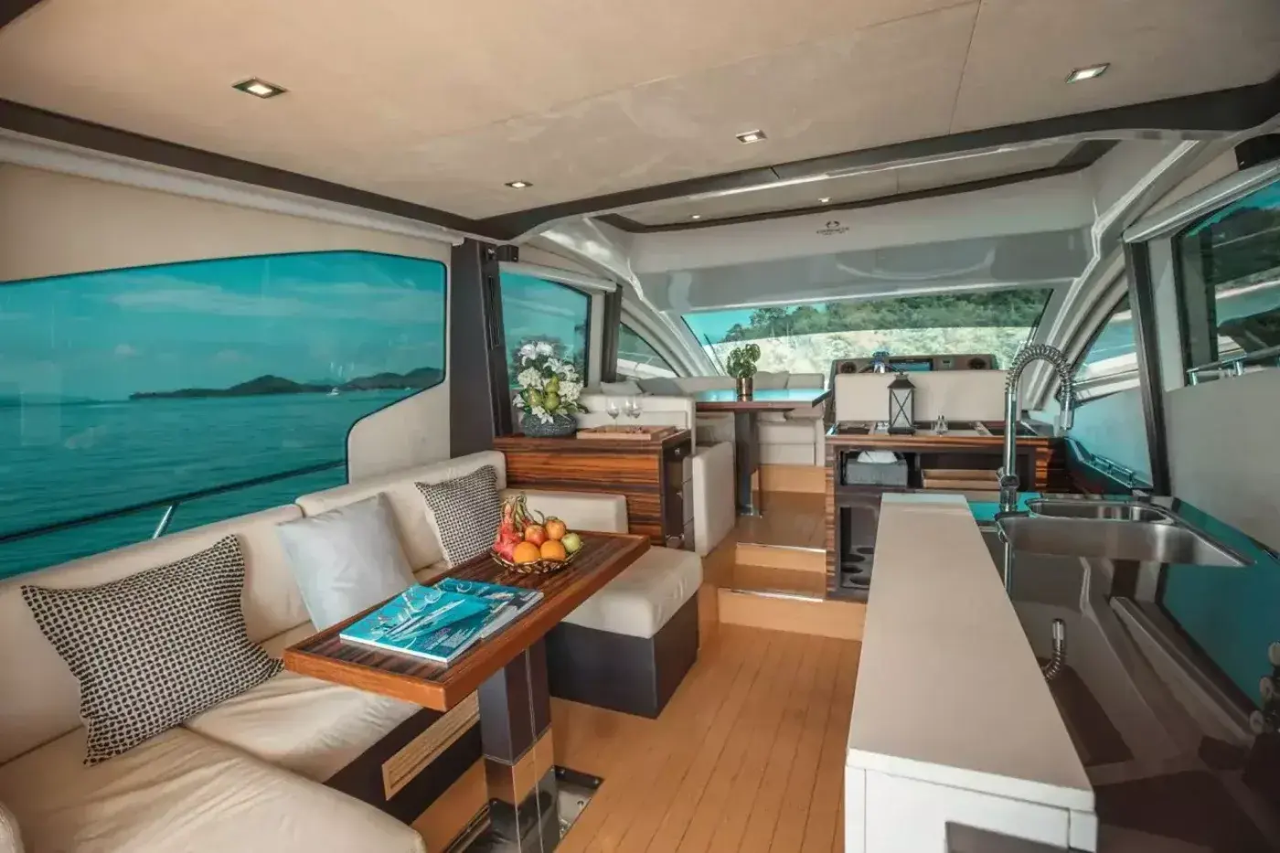 Yacht Y9 Cranci, Ao Po Pier