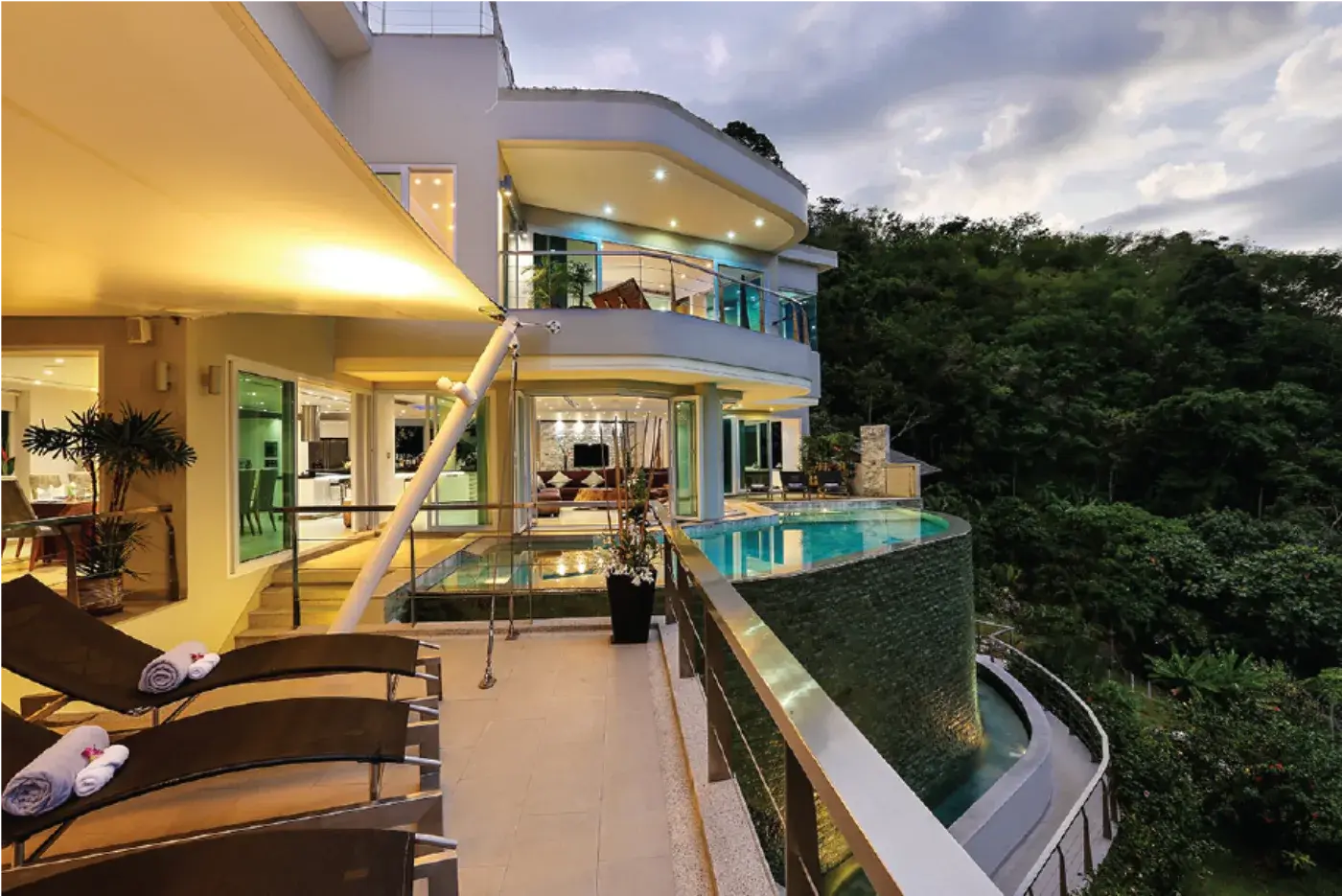 Villa V7, Surin